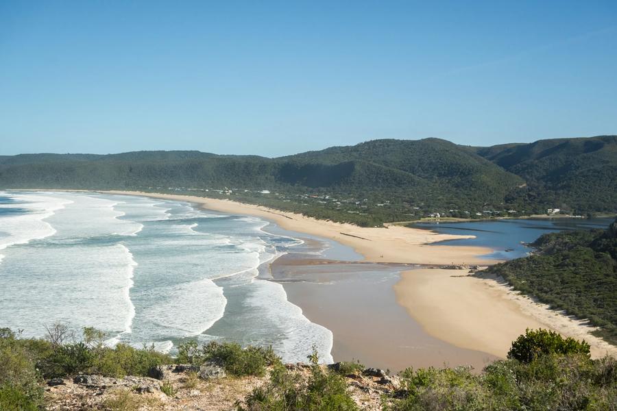 With abundant marine life, indigenous culture, powdery sand, and stunning backdrops, South African beaches dazzle visitors