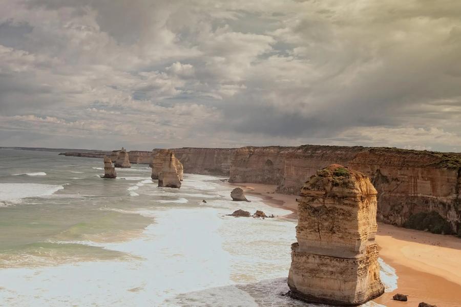 Eager to sink your teeth into Australia but feel overwhelmed by its massiveness? Wanderer-in-Residence Gary Arndt shares his state-by-state list of the top things to see Down Under.
